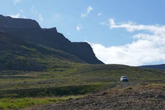 Island - Isafjördur - Berglandschaft mit unserem Fahrzeug