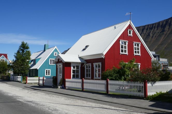 Island - Isafjördur - typische Holzhäuser im Ort